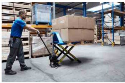 Electric Scissor Lift Pallet Truck menyediakan transportasi yang stabil dan mudah untuk memberi makan, mengumpulkan, dan mengirimkan blok buku.