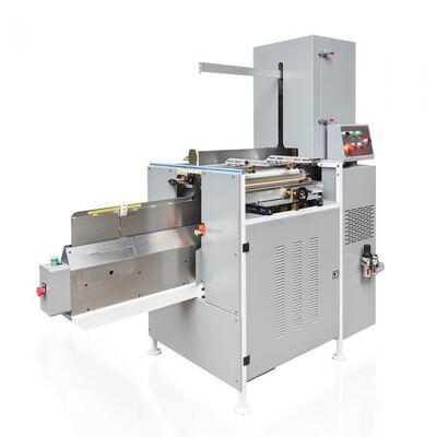 Casing Penutup Semi Otomatis Dalam Mesin Dengan Penyelarasan Pra Kekusutan Pengumpan Dan Pengiriman Pengepresan Otomatis